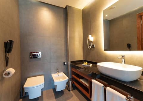 Longue vie Hotels — bathroom