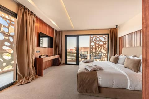 Longue vie Hotels — hotel room