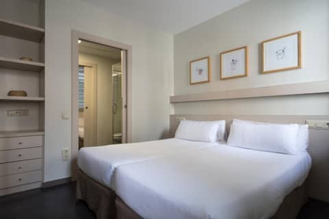 Aparthotel Bcn Montjuic — bedroom