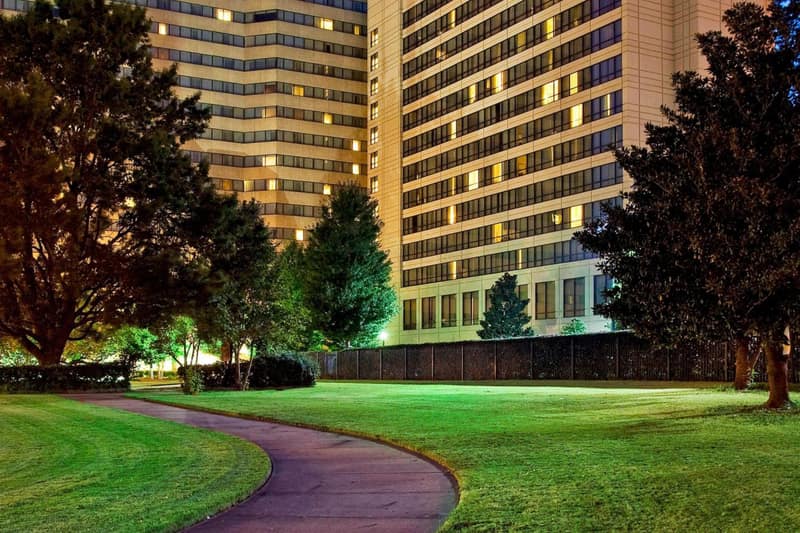 Memphis Riverline Hotel — building