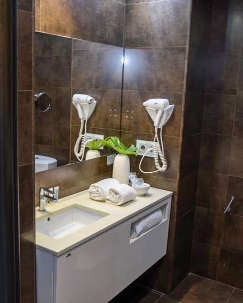El Coso — bathroom