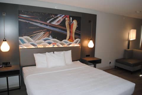 Aiden Los Angeles Downtown Dragon Gate Inn — hotel room