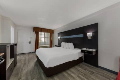 Quality Inn & Suites Airport — hotel room