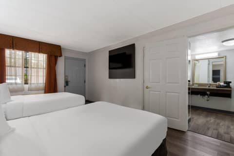 Quality Inn & Suites Airport — hotel room