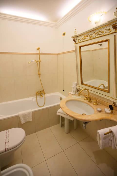 Ca' Pagan — bathroom