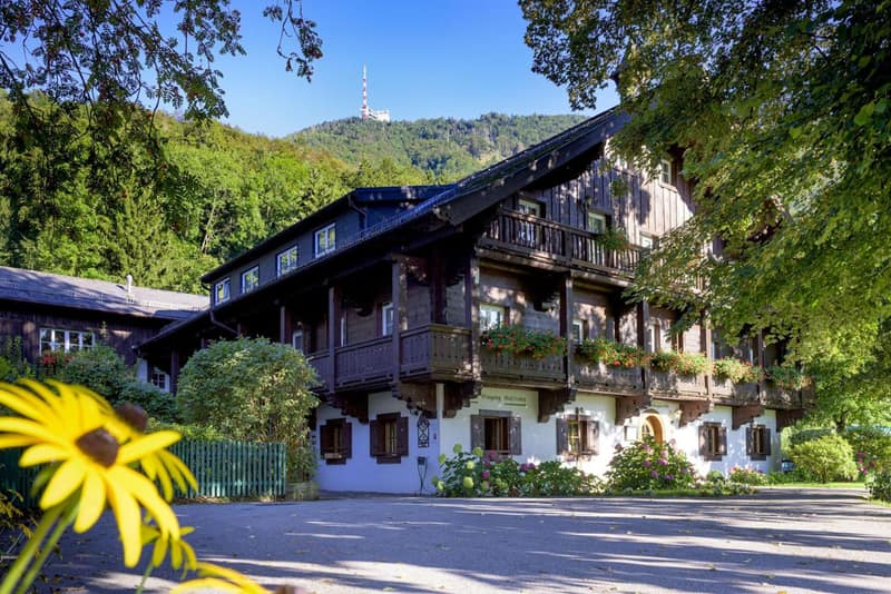 Romantik Hotel Die Gersberg Alm mit Panoramablick auf Salzburg und Outdoor Pool ab Mai — building