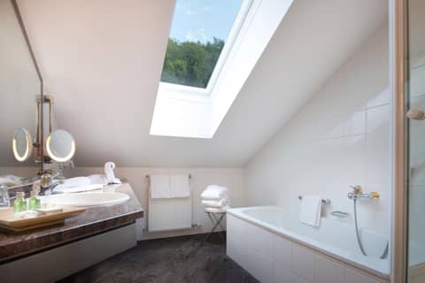 Romantik Hotel Die Gersberg Alm mit Panoramablick auf Salzburg und Outdoor Pool ab Mai — photo 4