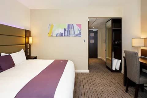 Premier Inn Manchester Airport - M56/J6 Runger Lane North — hotel room