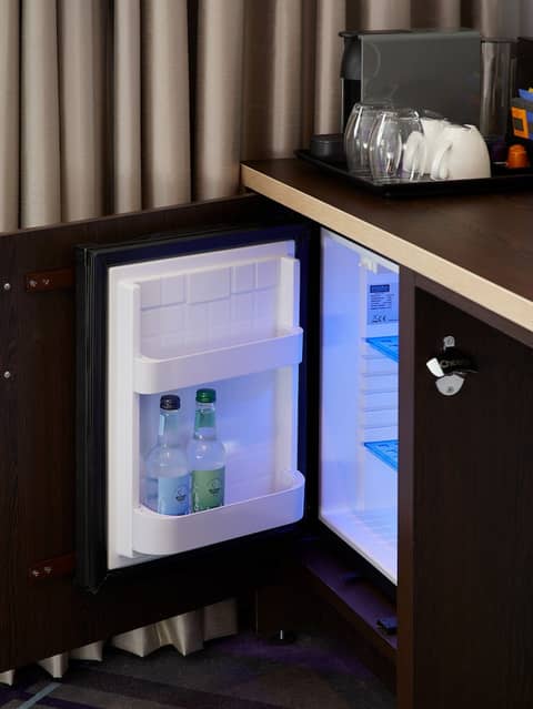 Premier Inn Manchester Airport - M56/J6 Runger Lane North — minibar