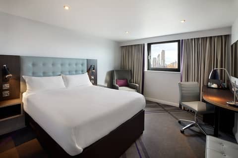 Premier Inn Manchester Airport - M56/J6 Runger Lane North — hotel room