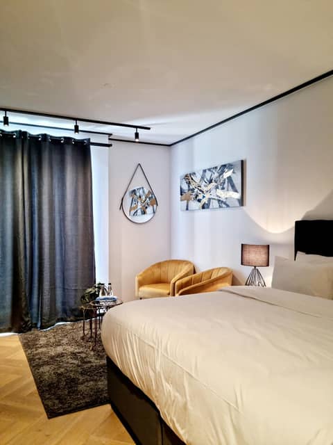 9 Palms by Smart City Stays — hotel room