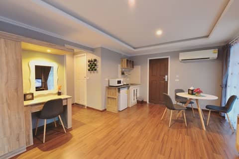 The Tamnan Pattaya Hotel & Resort — hotel room