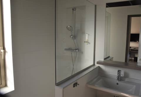 Adonis Lyon Dock Ouest — bathroom