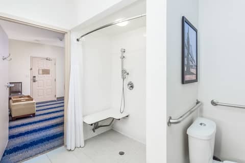 The Mercantile Hotel New Orleans — bathroom