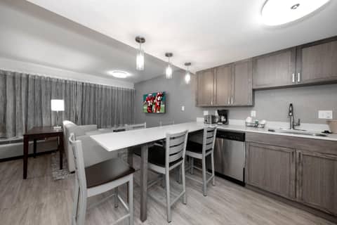 Red Roof Inn PLUS+ & Suites Naples Downtown-5th Ave S — photo 2