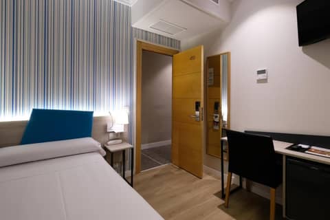 Hotel Mediterraneo Valencia — hotel room