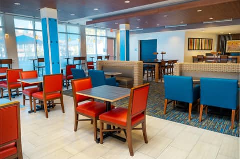 Holiday Inn Express & Suites - Las Vegas - E Tropicana by IHG — photo 2