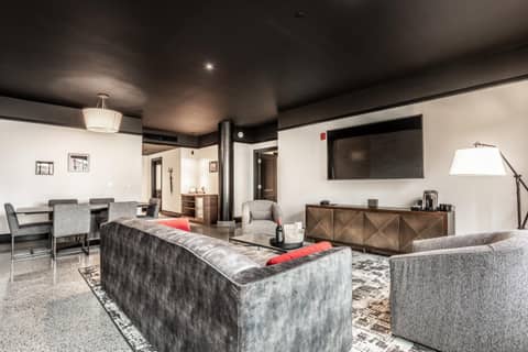 Bottleworks Hotel — photo 9