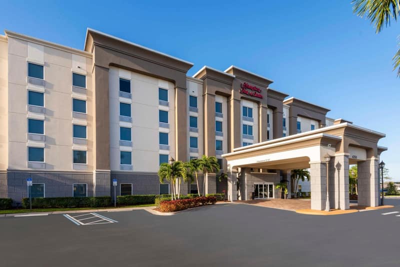 Hampton Inn & Suites Fort Myers-Colonial Boulevard — building