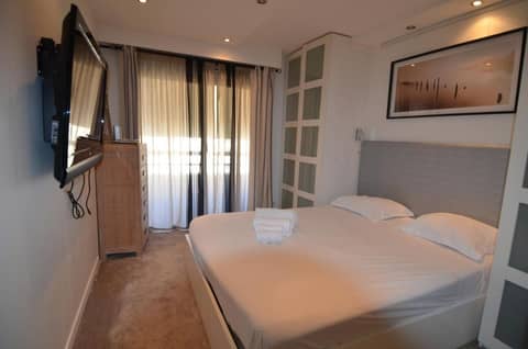 Appartement 6 personnes avec Terrasse et Jacuzzi plein cœur centre-ville quartier du Port de Nice — photo 8