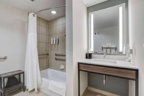 Hilton Garden Inn Indianapolis Northwest — bathroom