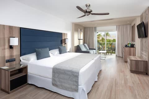 Hotel Riu Palace Oasis — hotel room