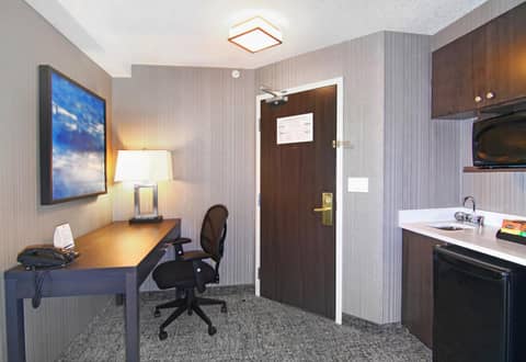 Holiday Inn Express and Suites Calgary by IHG — photo 9