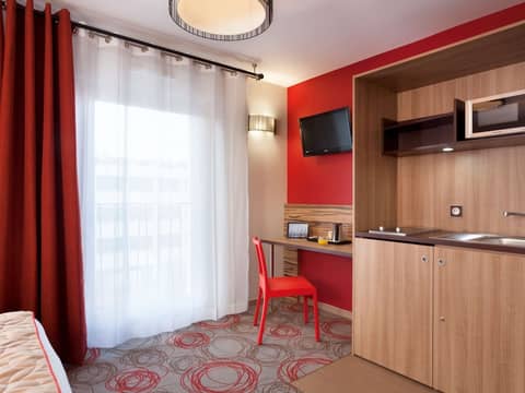 Aparthotel Adagio Lyon Patio Confluence — hotel room