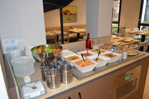 Aparthotel Adagio Lyon Patio Confluence — dining