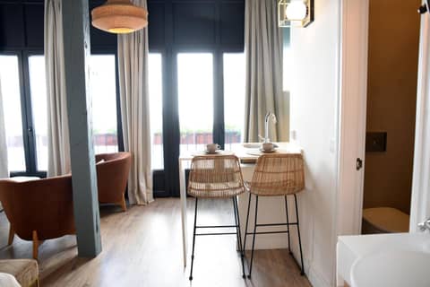Honest Sevilla Apartments — kitchen