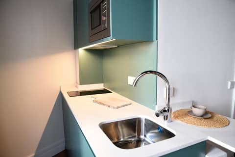 Honest Sevilla Apartments — kitchen