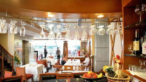 Majestic Suites Hotel — dining