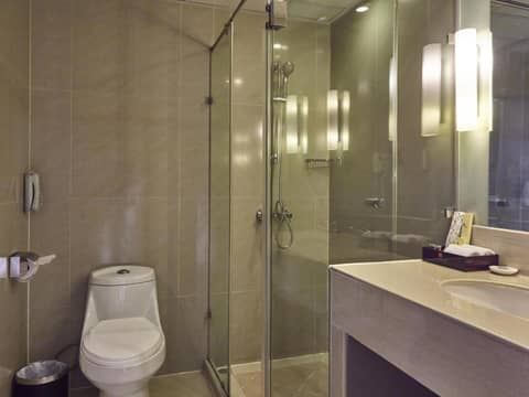 Maple Hotel — bathroom