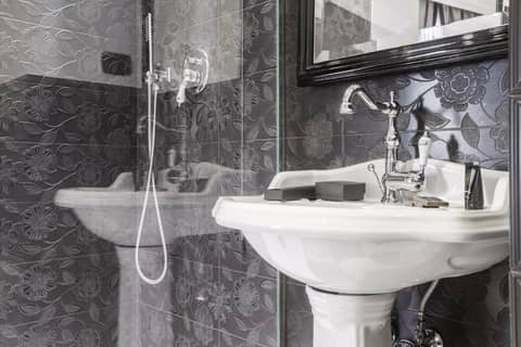 Hotel Lombardia — bathroom