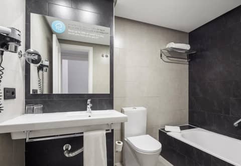 Ilunion Suites Madrid — bathroom