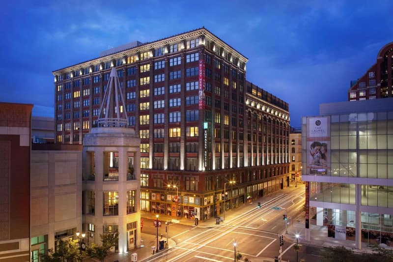 Embassy Suites Saint Louis - Downtown — building