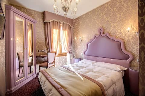 Domus Cavanis — bedroom