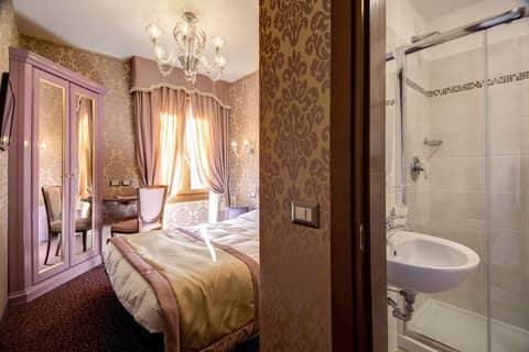 Domus Cavanis — hotel room