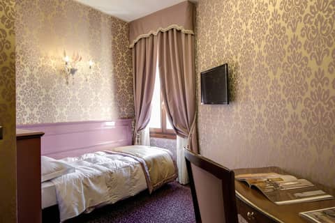 Domus Cavanis — hotel room