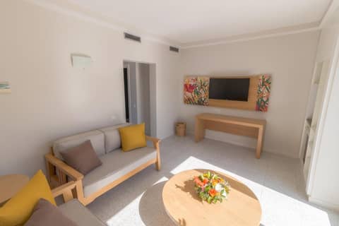 Hotel LIVVO Koala Garden — hotel room