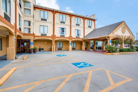 Comfort Inn & Suites Love Field-Dallas Market Center — parking