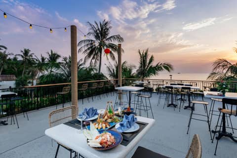 Sunset Beach Resort & Spa- Beachfront Pirate Fire Show — photo 9