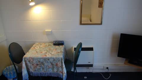 Pathfinder Motel — hotel room