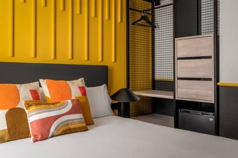 BYPILLOW Crosstown — hotel room