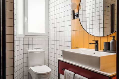 BYPILLOW Crosstown — bathroom