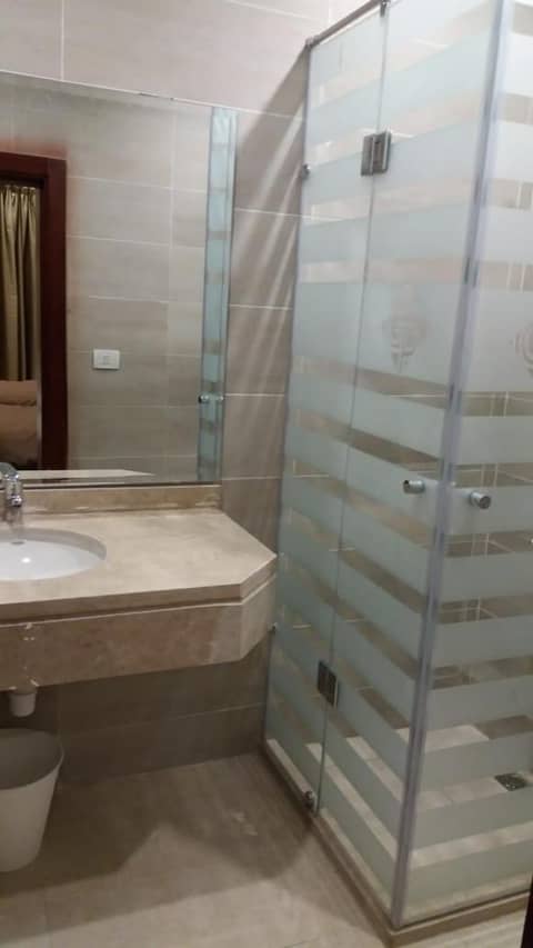 Grand Palace Hotel — bathroom