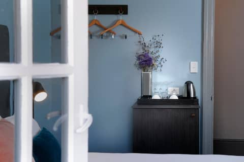 The Stirling Arms Hotel — hotel room