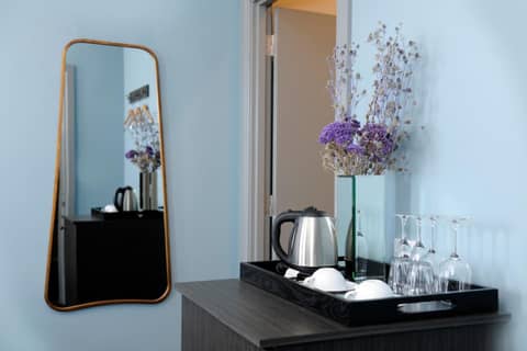 The Stirling Arms Hotel — hotel room