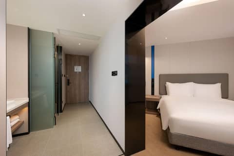Holiday Inn Express Shanghai Jing'an Temple by IHG — photo 8