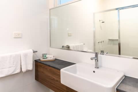 Salisbury Hotel Motel — bathroom